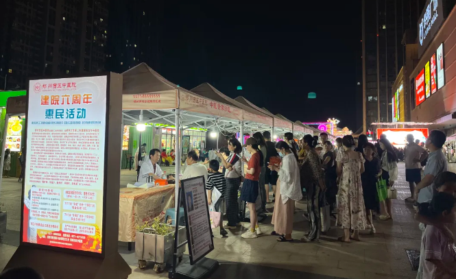 速來打卡！華強廣場今夜熱鬧非凡，歌舞升平人聲鼎沸！明晚同一時間，精彩繼續(xù)！
